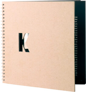 Kompliman pou mon K de Patrice Threutardt design graphique d'une couverture de livre en carton brut percé de la lettre K. Kompliman pour mon K de Patrice Therutardt, éditions Loukanou