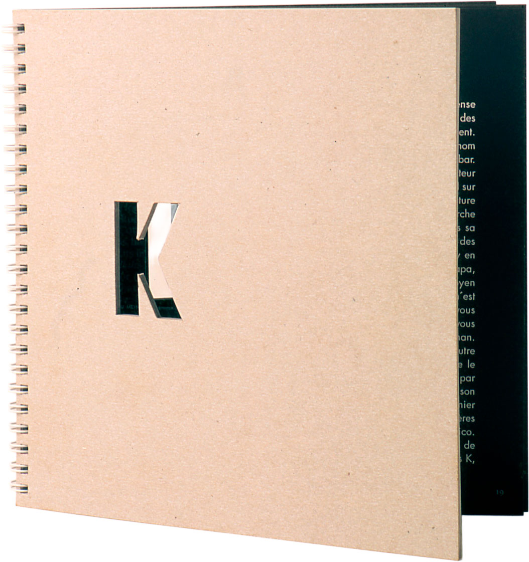 design graphique d'une couverture de livre en carton brut percé de la lettre K. Kompliman pour mon K de Patrice Therutardt, éditions Loukanou