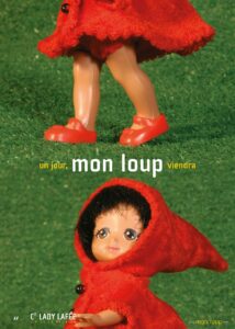 Un jour, mon loup viendra conception graphique d'une affiche avec une poupée sur du gazon synthétique