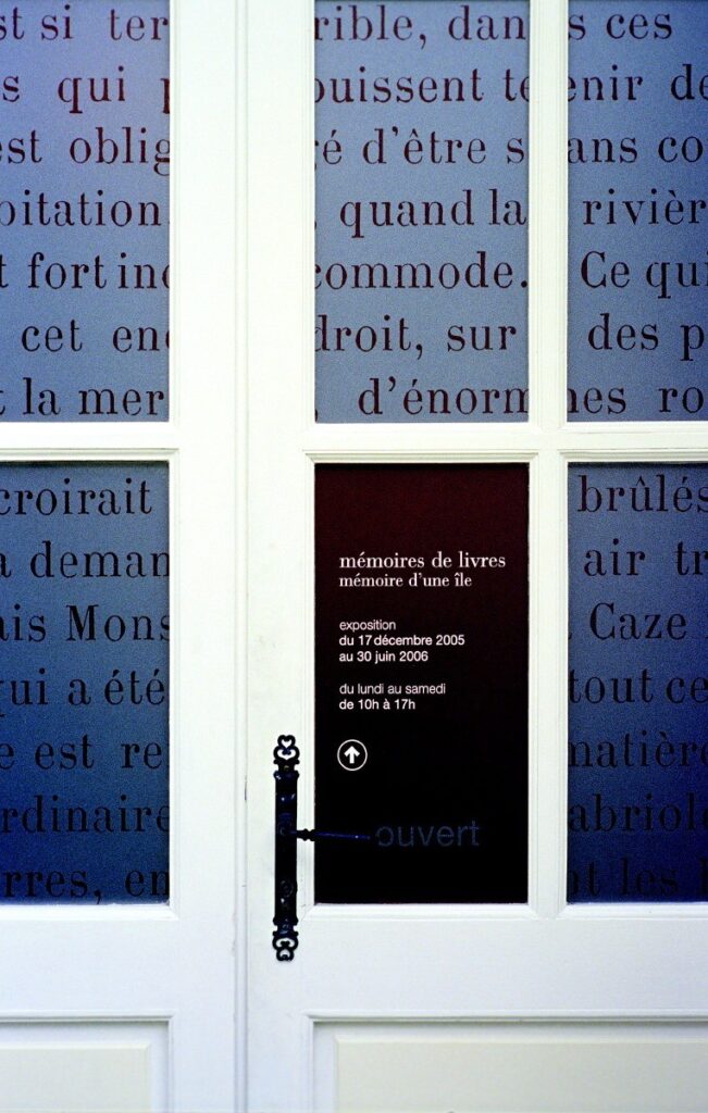Design graphique de l'entrée de l'exposition impression sur vitrage pour exposition Mémoires de livres