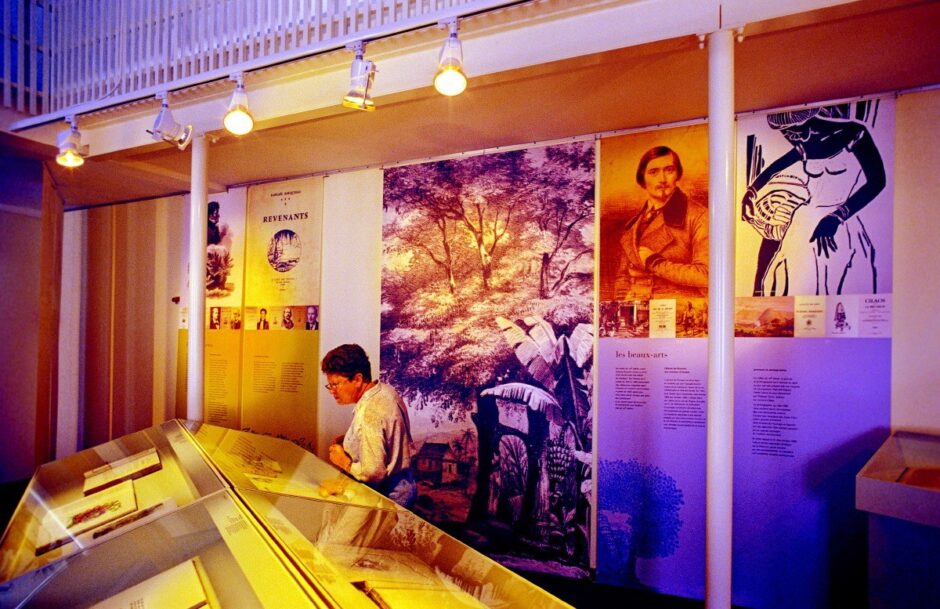 Scénographie intérieure avec design graphique des images supendues et livres pour exposition Mémoires de livres à la BDR