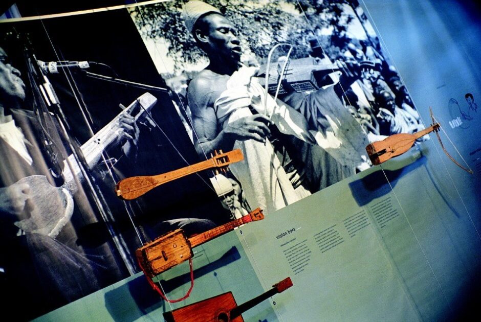 design graphique et scénographie exposition musée La Réunion. Vue des bâches et des instruments