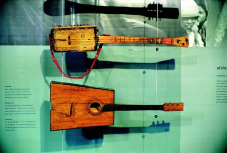 Exposition "Instruments de musique traditionnels" design graphique et scénographie exposition musée La Réunion. Deux guitares malgaches