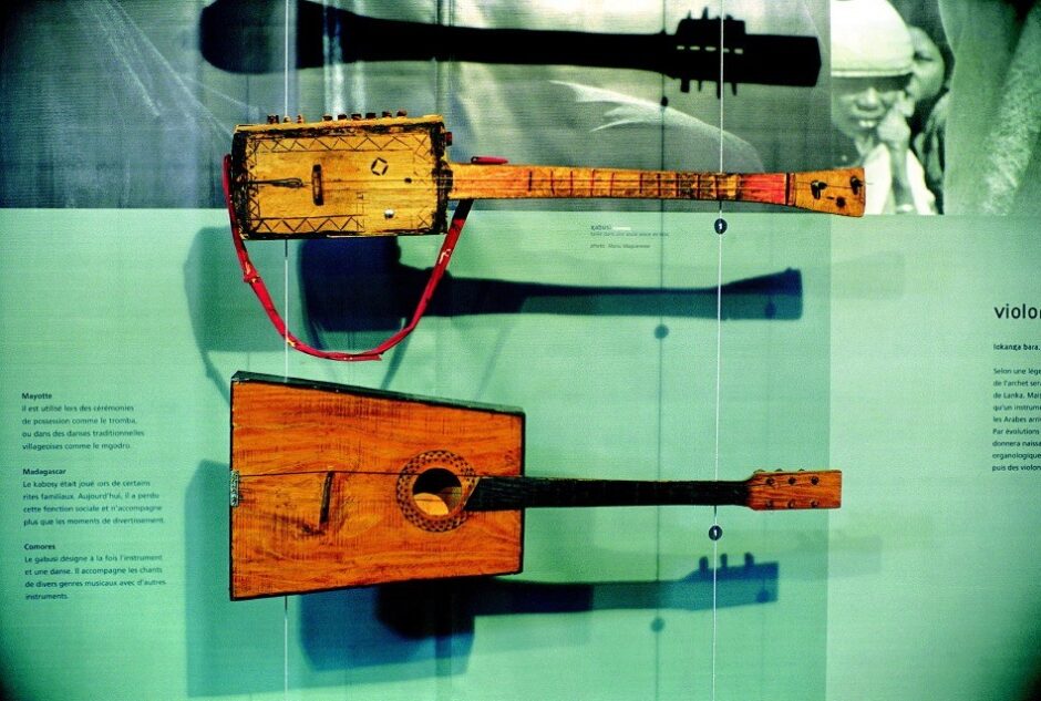 design graphique et scénographie exposition musée La Réunion. Deux guitares malgaches