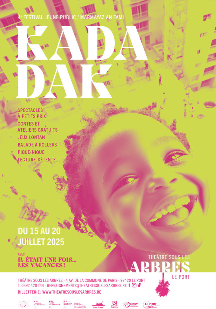 Design graphique de l'affiche d'un festival de théâtre pour enfants représentant un enfant souriant avec une cité en arrière plan