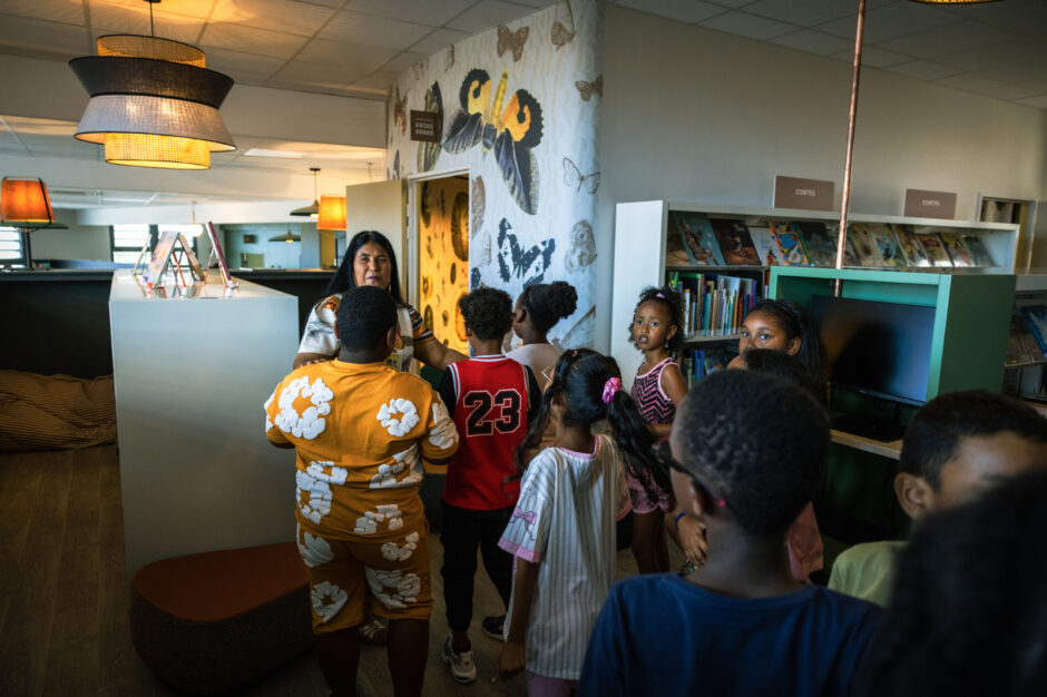 Intérieur de la médiathèque avec le mur de papillons