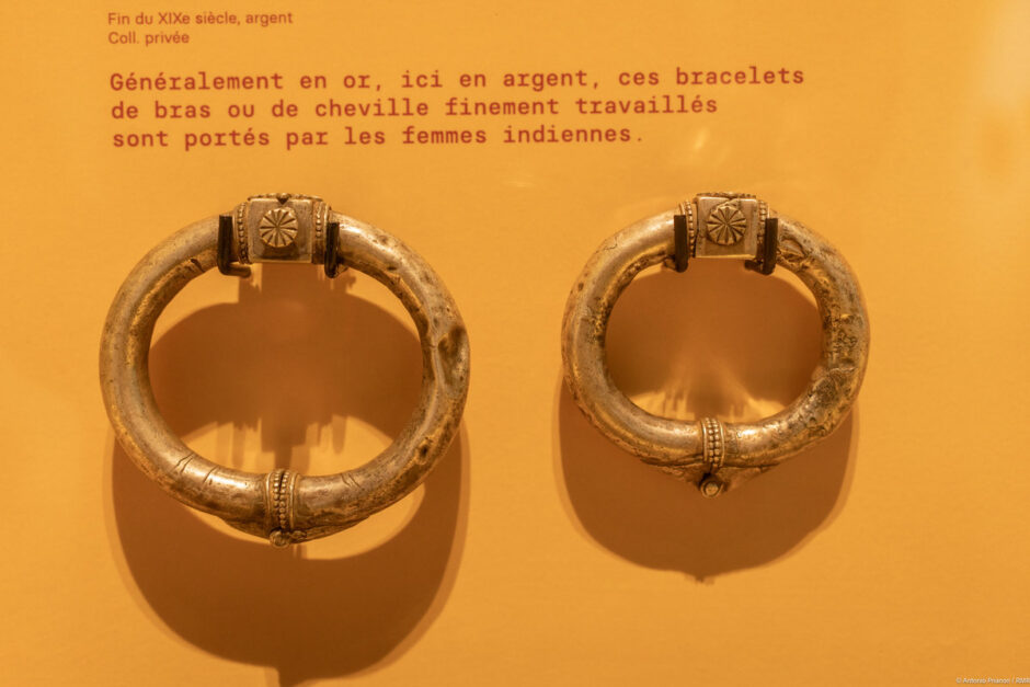 Bracelets d'engagées indiennes à La Réunion dans une vitrine