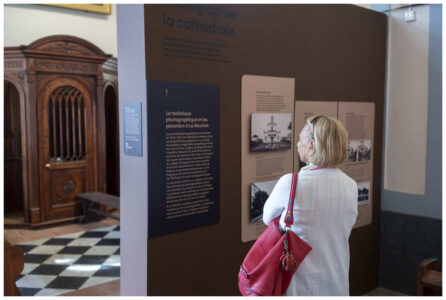 Exposition "Photographier la cathédrale" Design graphique et scénographie d'une exposition de photographie à la cathédrale de Saint-Denis de la Réunion, Kamboo design